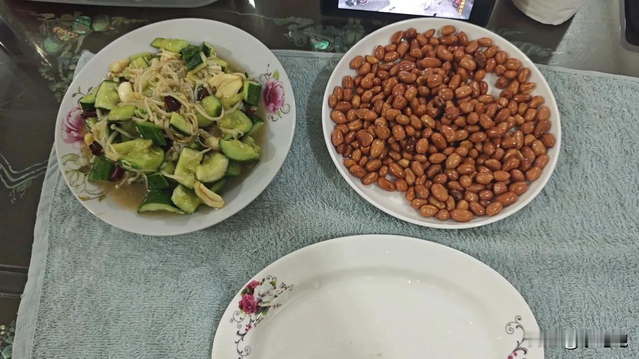 在越南上班，下班回家后，自己买了一些菜，自己做饭吃，属实是便宜又健康。菜铺子里