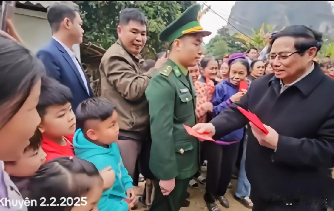 尴尬的越南警卫，越南总理范明政手拿红包向现场老人、小孩发红包，争取人人有份儿，发
