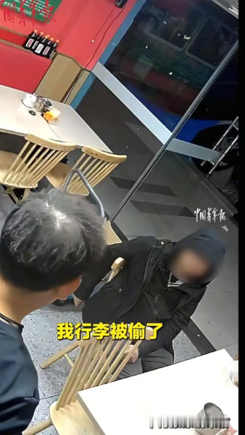 “这个餐馆老板必须让他火！”江苏南京，餐馆老板准备打烊回家，突然看到一个小伙子在