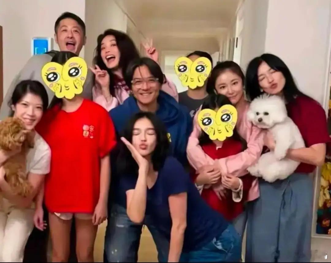 舒淇晒全家福，亲弟比她显老豪宅装修奢华，冯德伦和岳父母互动亲密！！！