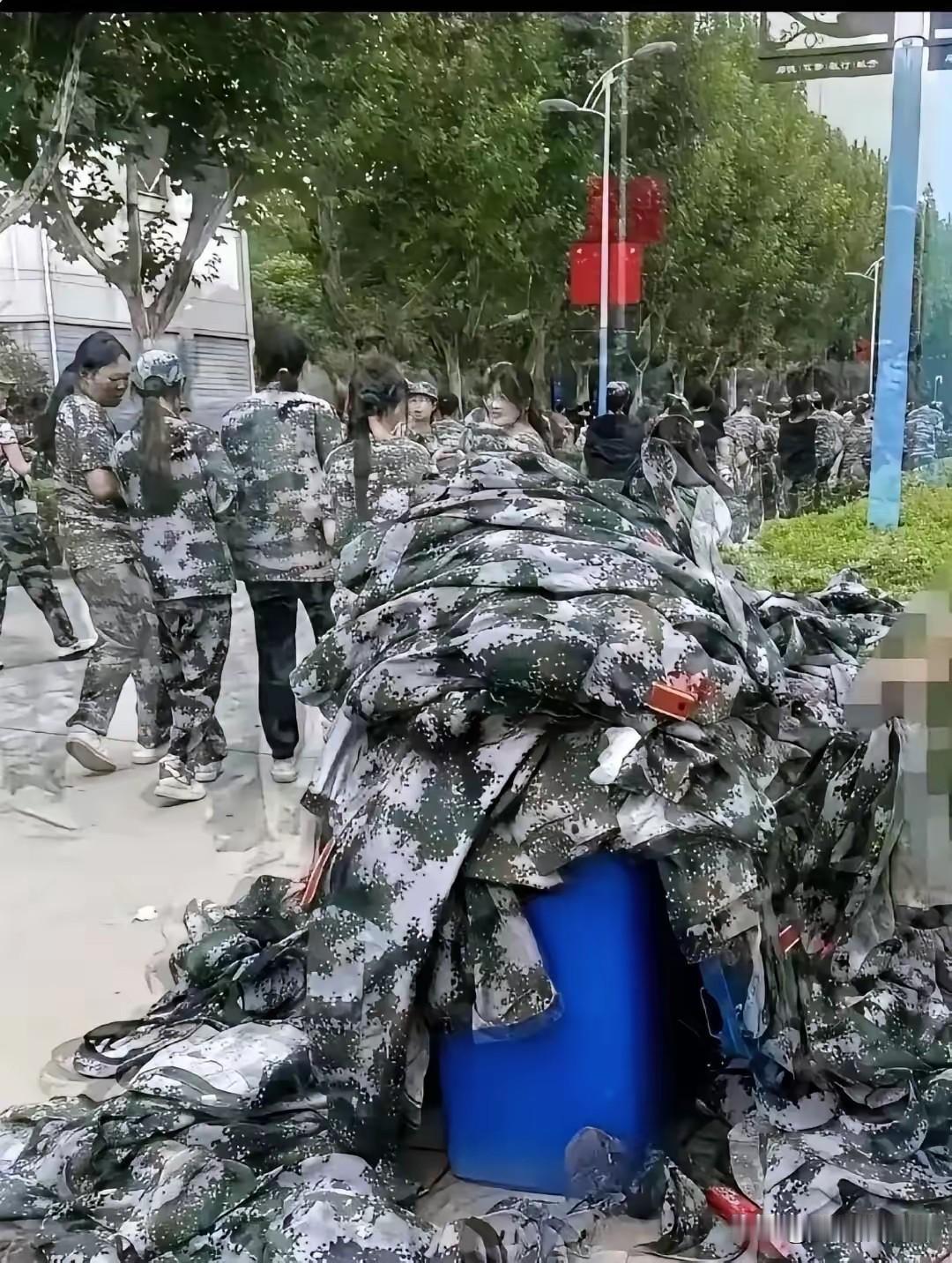 大学生捡闲置军训服寄回老家，教官一句话治愈无数人一个大学的姑娘，捡军训服寄