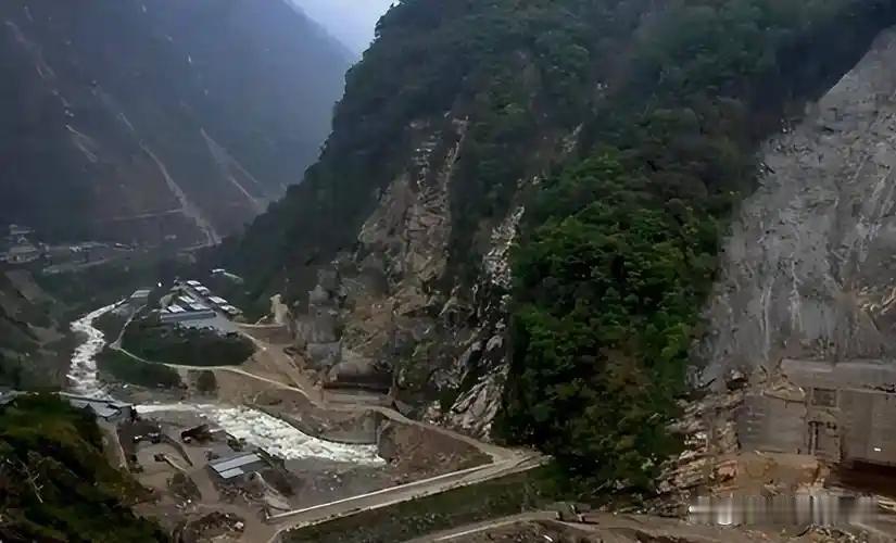 中印边境一声巨响，印度水坝塌了。7月20日下午，锡金邦萨马尔东村的山谷里，一