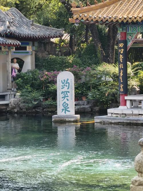 趵突泉水位突破30米引热议，网友质疑“泉下有水泵”？景区回应：泉眼处确有三根钢制