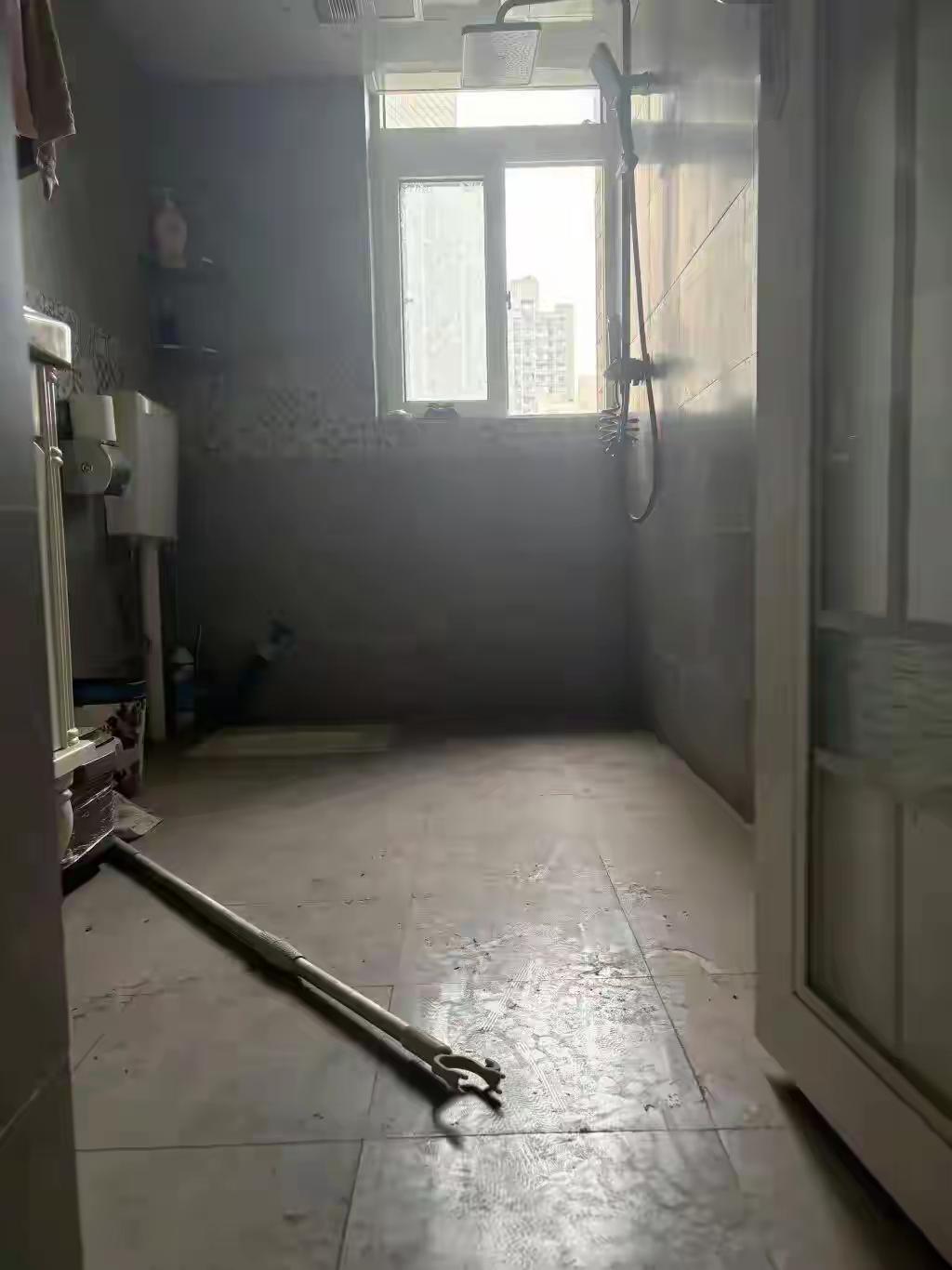 男子疑遭妻子家暴后跳楼身亡，死者母亲：当时儿媳持续精神施压，说你不配活在世上；警