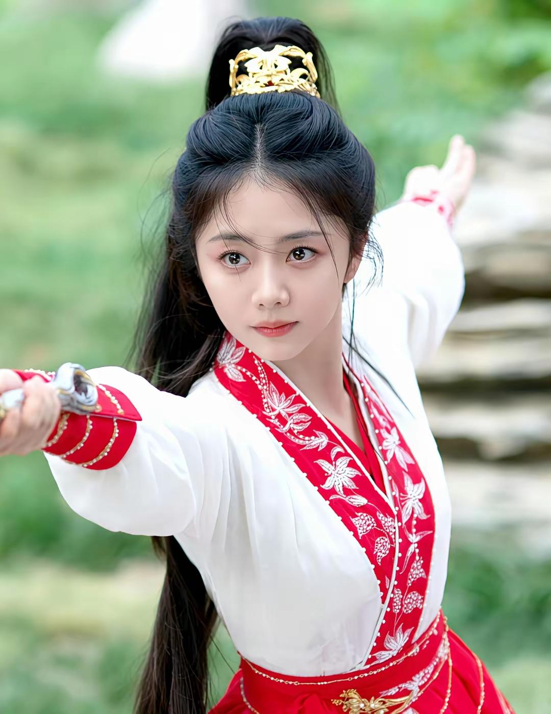 谭松韵这个吉祥宝宝的样子好灵动。由于娃娃圆脸感大眼睛，五官对称端正，怎么看都看不