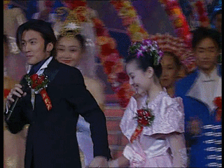 3分钟婚礼，改变两人命运。2000年春晚，谢霆锋牵着董洁唱《今生共相