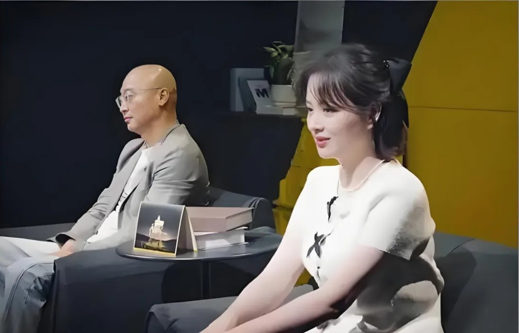 从20岁起就被困在母亲角色里"的邓莎，在丧偶式婚姻中独自承担育儿重任，与丈夫每日