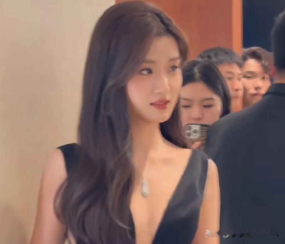 卢昱晓真是妙哉！这姑娘自带净化磁场吧，往哪儿一站哪就变舒服，隔着屏幕都感觉