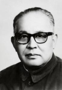 1938年，两名卧底夫妻假戏真做结为真夫妻，妻子牺牲后丈夫一生未娶，7年后原本牺