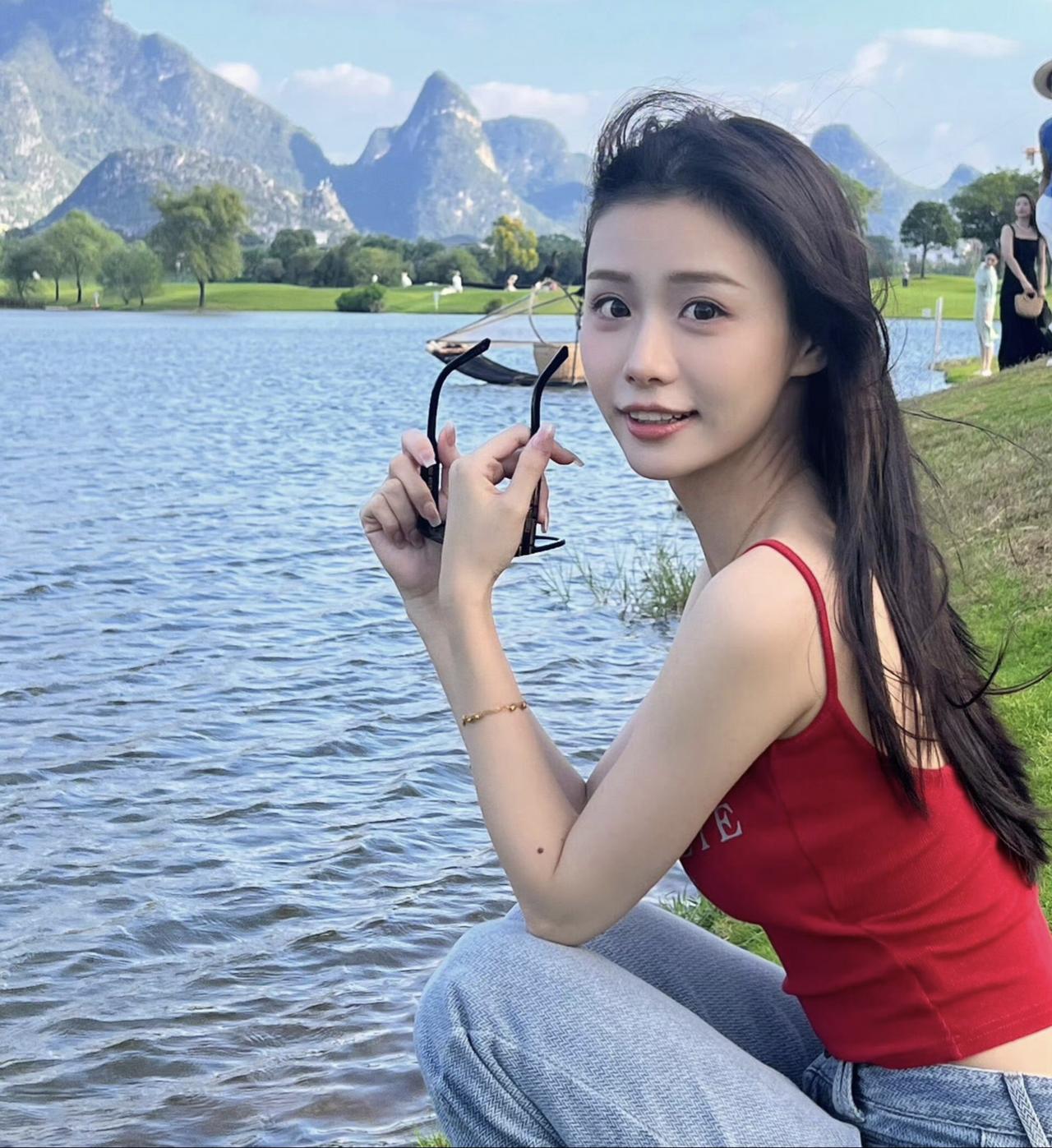 吾妻淑柔已经结婚了，网友爆出王晓慧在2024年底低调完婚。本来素人演员结婚很正常