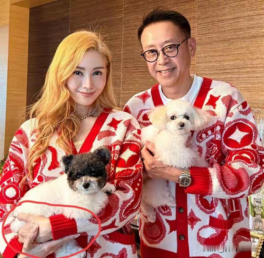 最美港姐李嘉欣和老公许晋亨身穿喜庆情侣装贺新年。55岁的李嘉欣特意把头发染成