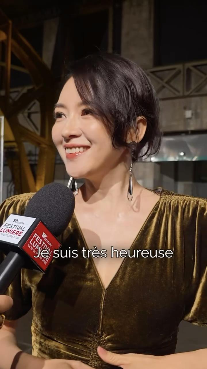 大家发现了吗？章子怡越来越不对劲了，不是说她变老了，也不是变胖了，而是她越来