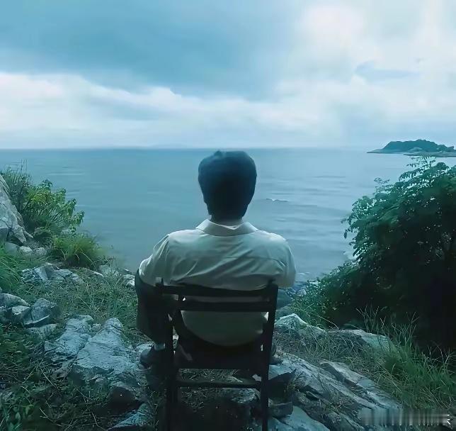 《扫毒风暴》几大未解之谜。​第一，一开始讲述的就是卢天赐的婚礼。​影片中用了大