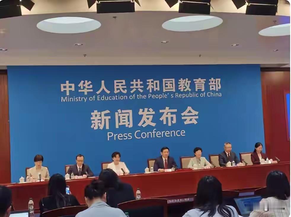 教师节话绩效，学校领导的绩效最“诡”。大会小会上领导说，绩效工资要向一线老师