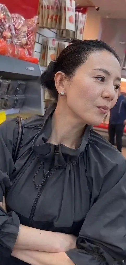 高圆圆超市购物被偶遇，一身朴素打扮纯素颜出镜​