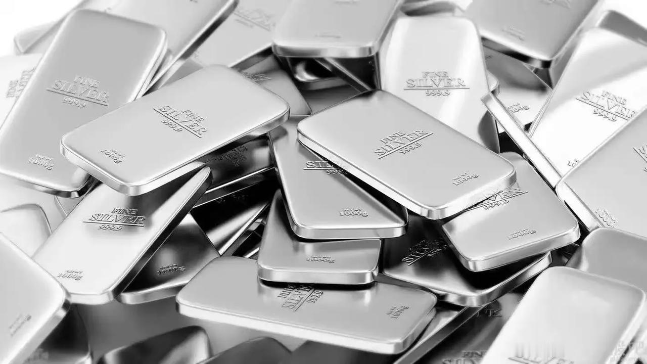 黄金回调，你大概率能拿得住；但白银回调，绝大多数人根本扛不住。我依然中长期坚