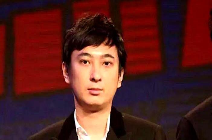 他摔碎的不只是水晶杯，还有“京城四少”的牌匾。五年后，48家店门口排队的年轻人，