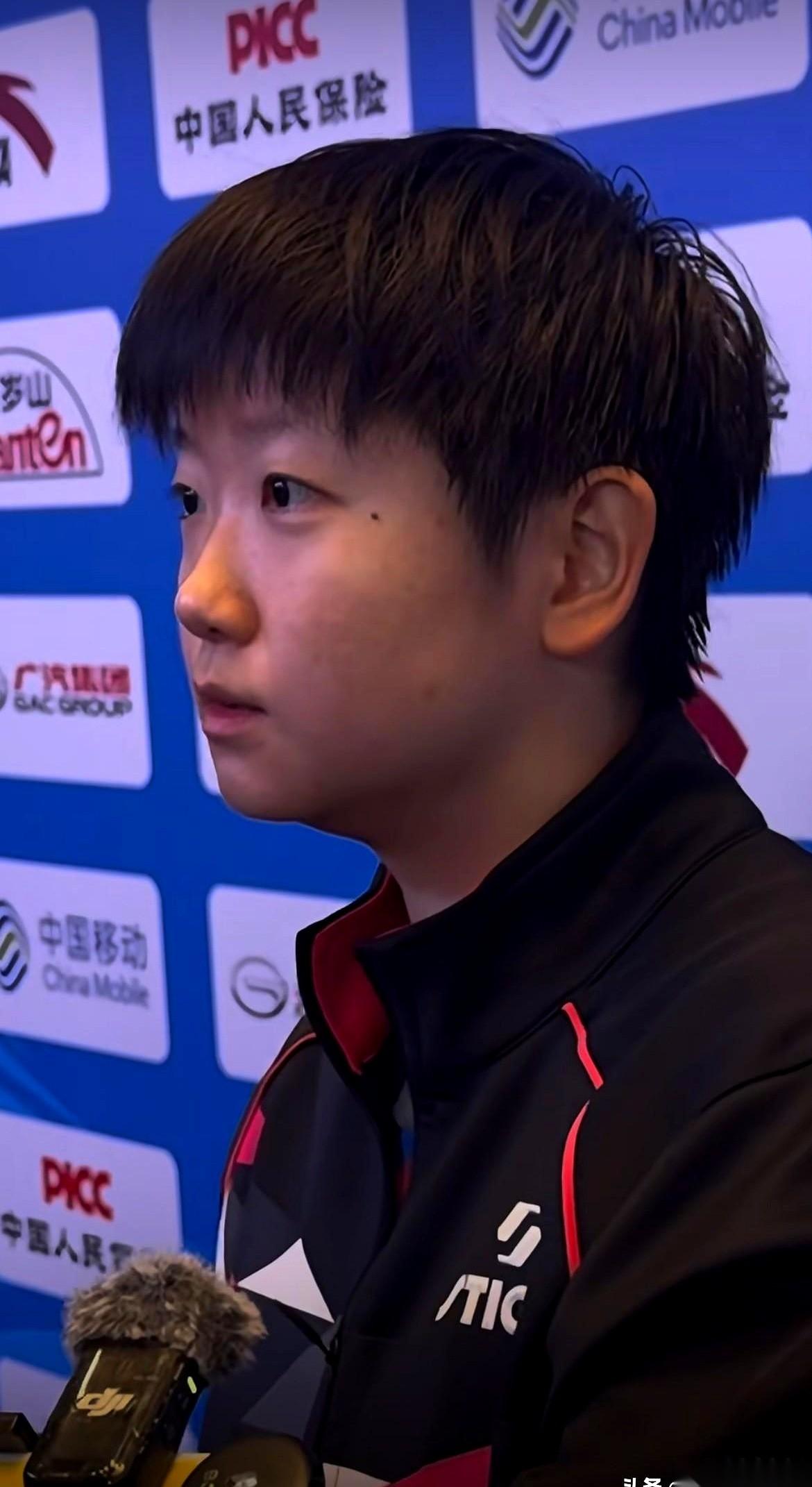 “你先等一下，你来！”就这一句话，我直接被帅到了。赛后采访，一堆记者乱哄哄地