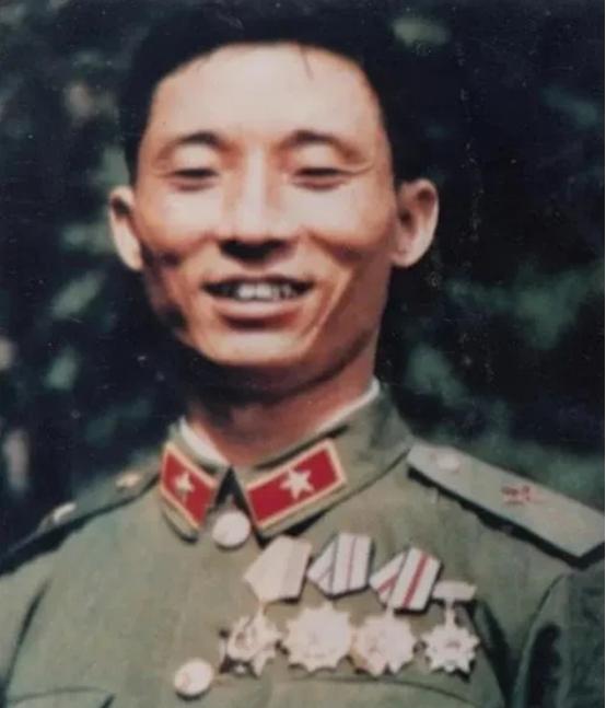 1950年，开国中将刘忠衣锦回乡探母，家里却没有母亲的踪影。村民们说她早就不