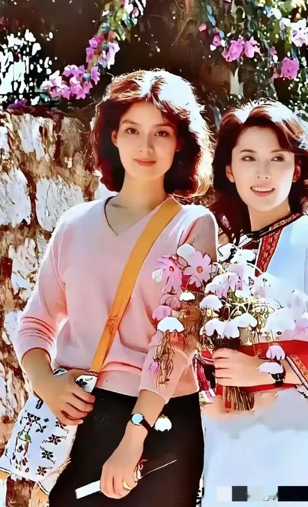 老照片：著名演员潘虹和日本演员松板庆子的一张合影。1983年，松坂庆子随日本电影