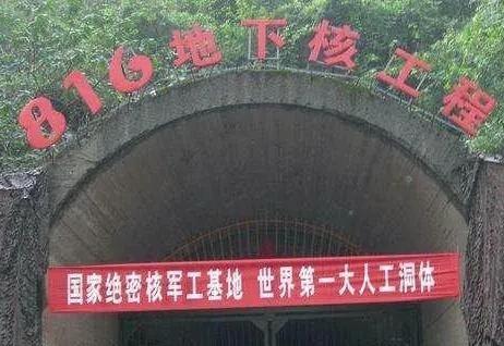 1966年2月，毛主席单独召见周总理。会谈时，主席突然靠近总理，压低声音