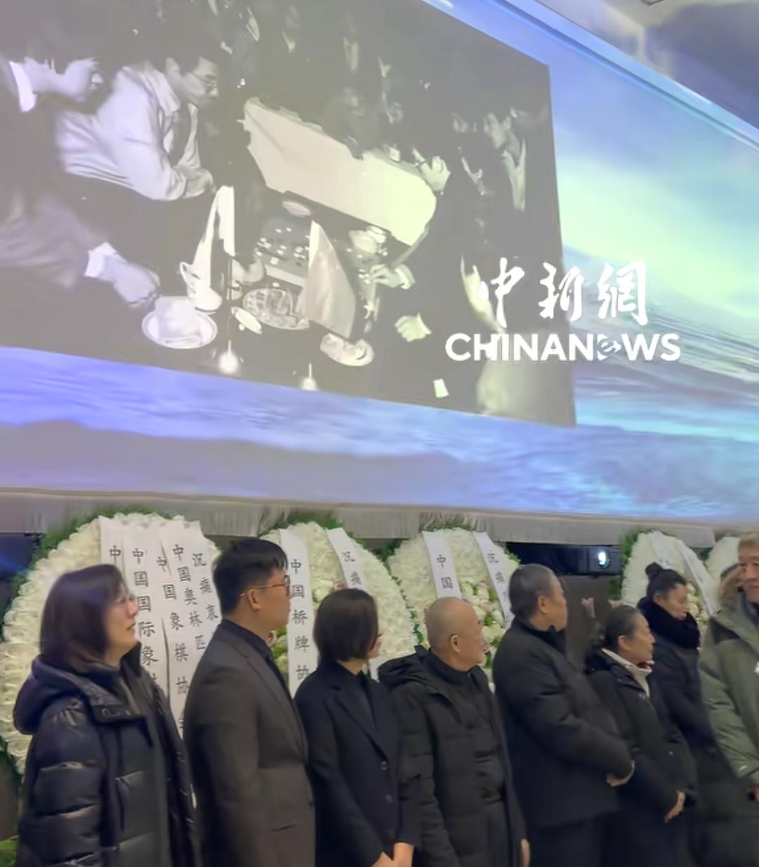 这是聂卫平葬礼内部照片，现场摆满了花圈。最为醒目的就是聂卫平三个子女的挽联，次子