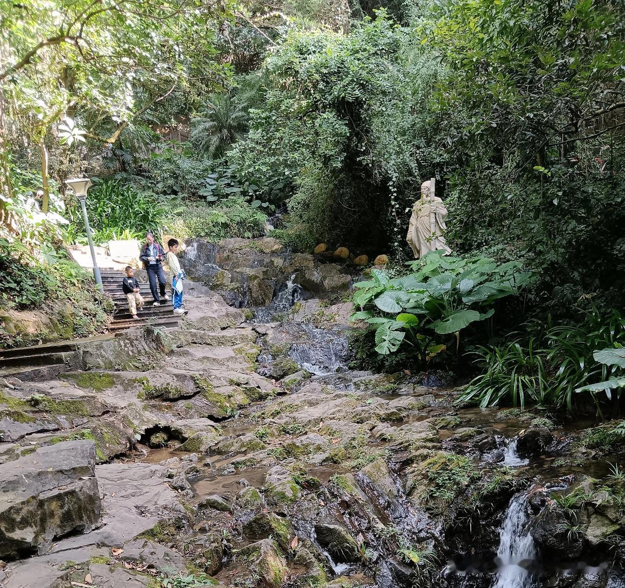 广东的5A级景区是依据什么标准评定的呢？感觉不同景区之间差异颇大。就拿广州白