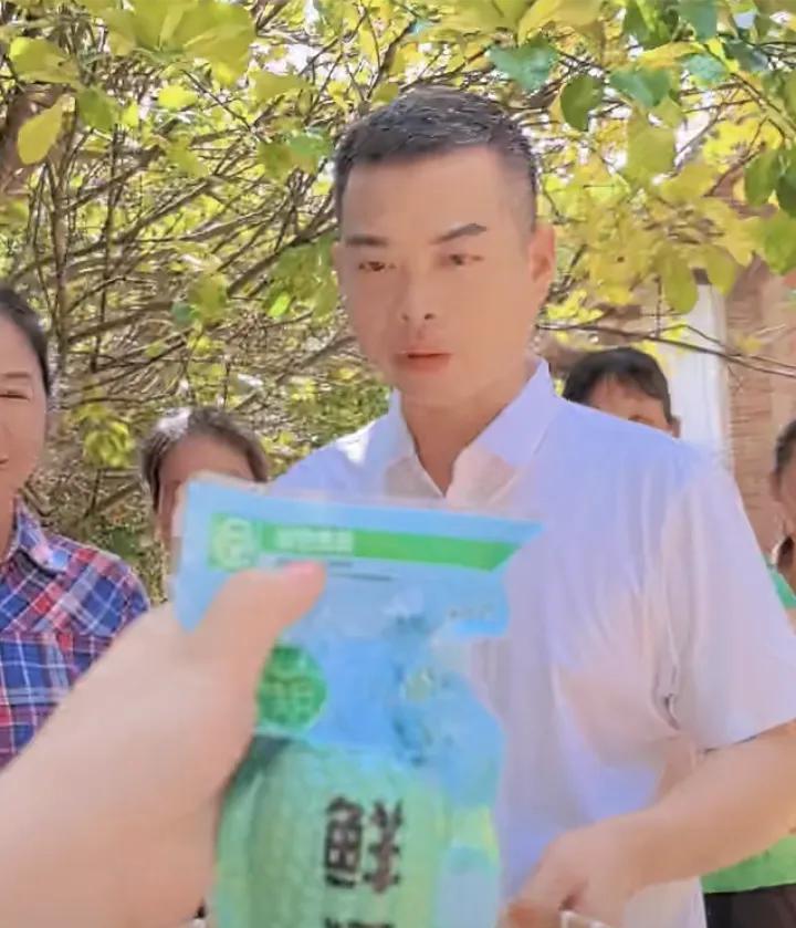 姚家男儿又去乡下助农，必须点赞！解决农村农产品出售的问题，自己能挣钱还帮助了销