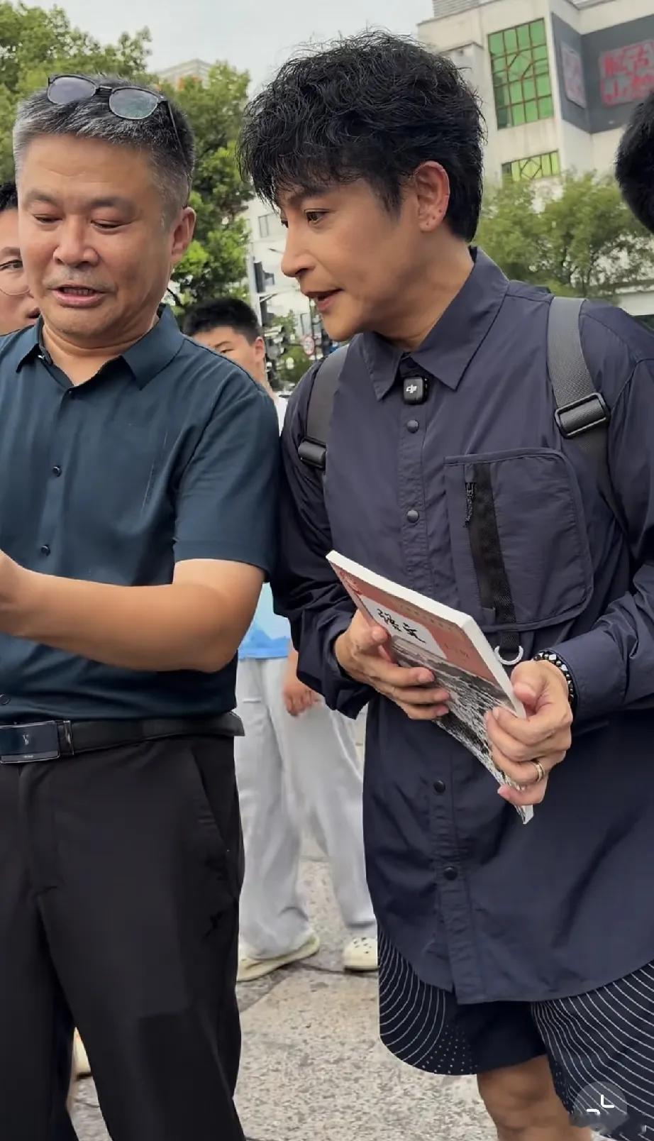 陈志朋现身浙江绍兴参观鲁迅故里，路人镜头下的他，矮矮地胖胖地，没有奇装异服，有点