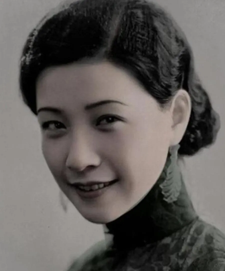 1935年3月8日凌晨，阮玲玉回到家中，就着面条将30片安眠服下，还将事先写好的