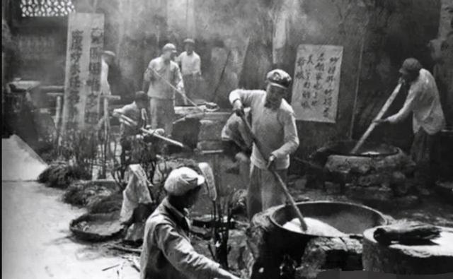 朝鲜战争：中国人民志愿军的野战口粮-炒面！一、成分：70％是小麦粉，30％是玉米