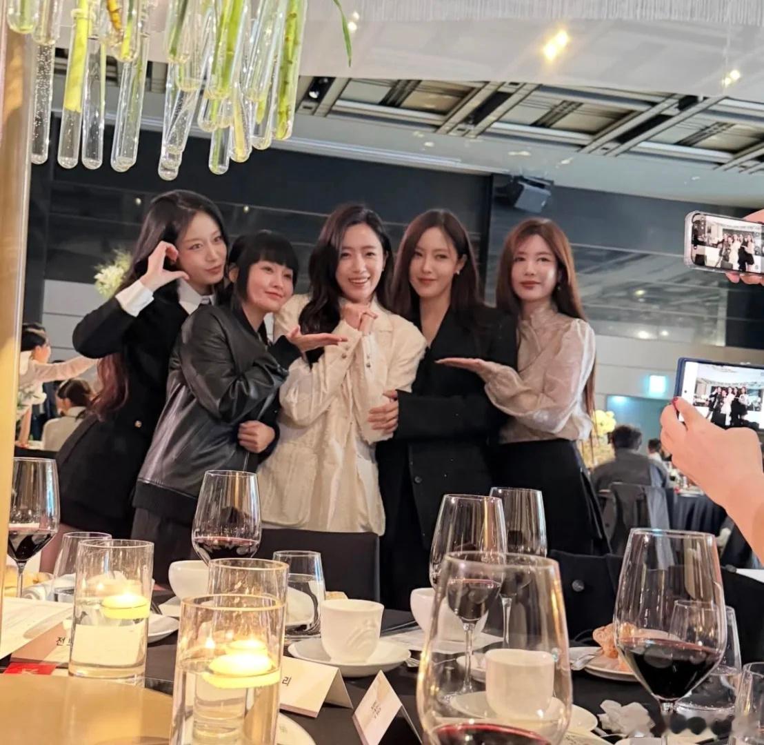 Tara咸恩静婚礼合照咸恩静婚礼tara齐聚素妍未出席Tara咸恩静