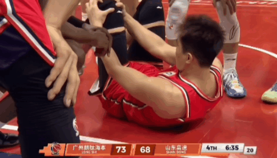 从医学角度来说：郭艾伦不是崴了一下，而是膝盖前叉韧带撕裂或者断了。如果是膝盖前叉