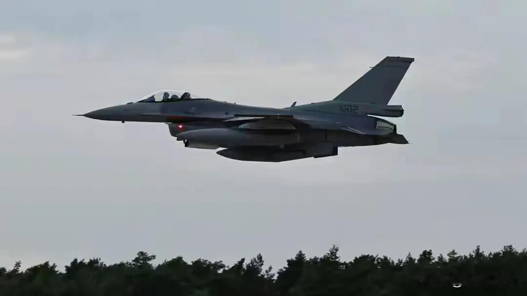 【美军黄海“秀肌肉”，解放军“主场”从容破局】韩国和媒体报道，2月18日，驻