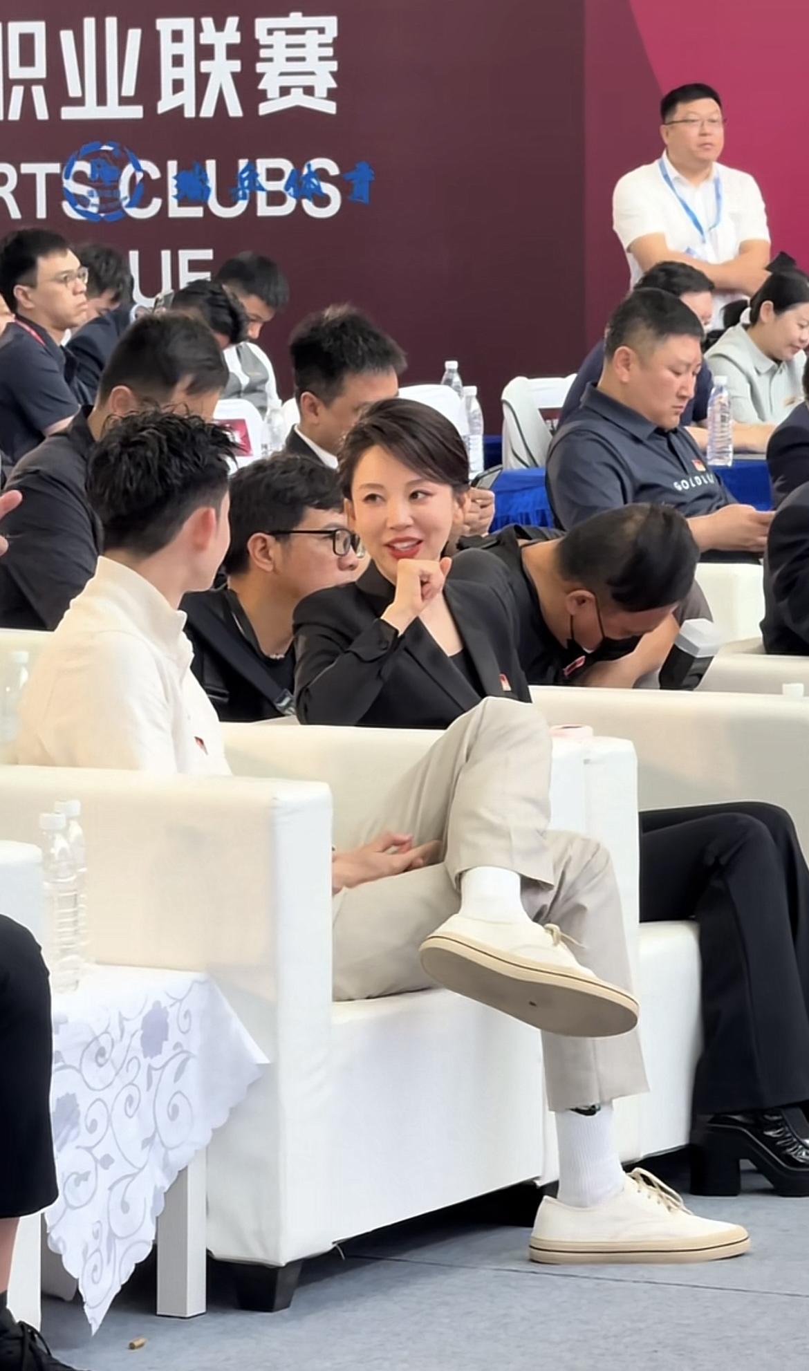 吴宜泽和潘晓婷坐在一起聊天，再一次被九球天后惊艳到了，和吴宜泽坐在一起，帅哥美