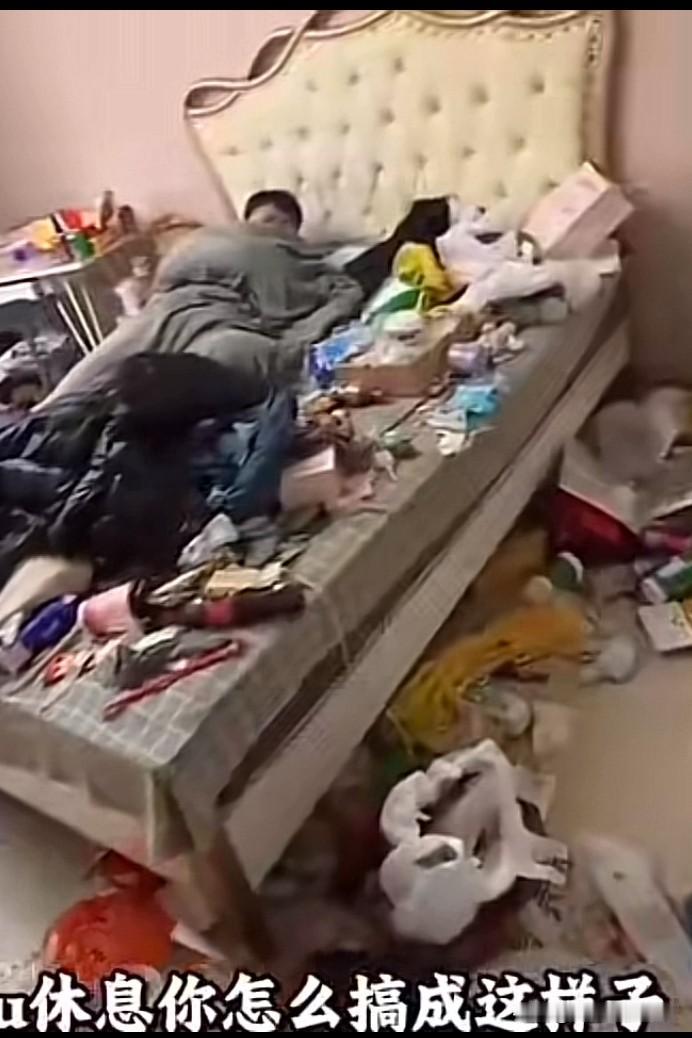天呐！懒成啥样了，这是人住的地方吗？床上都是垃圾。房东过来收房租，看到这一幕