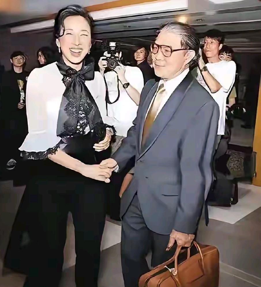 68岁的朱玲玲两次嫁入豪门，她是嫁入豪门的顶配。活得通透和潇洒，也很自信。她先是