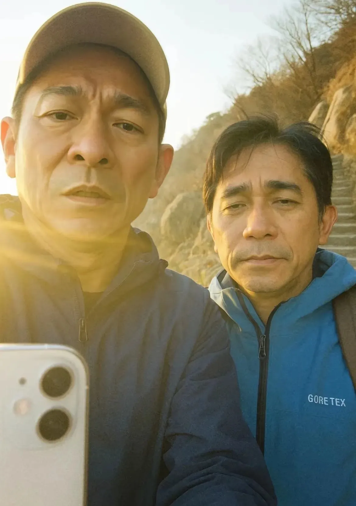 天呐，一眼能看出有70多岁了吧？简直一点都不相信自己的眼睛，之前荧幕上那么年轻帅