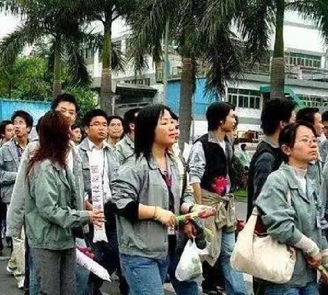 东莞曾经的大型代工厂里，管理人员“捞油水”简直成了明规则。组长虚报人头吃空饷，采