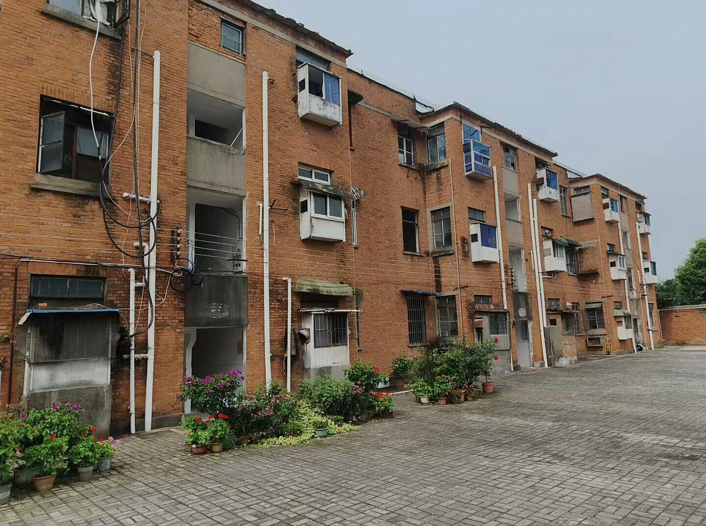 4楼及以上住宅要加装电梯？住建部新规来了！近日，住建部明确提出，推动4楼及以上住宅加装电梯，引发广泛
