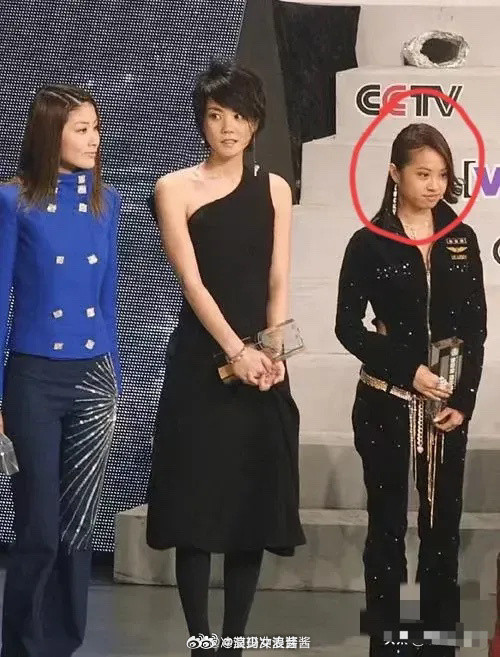 谁能想到站在天后王菲左边的这个女孩子未来会成为顶流大明星。​​​