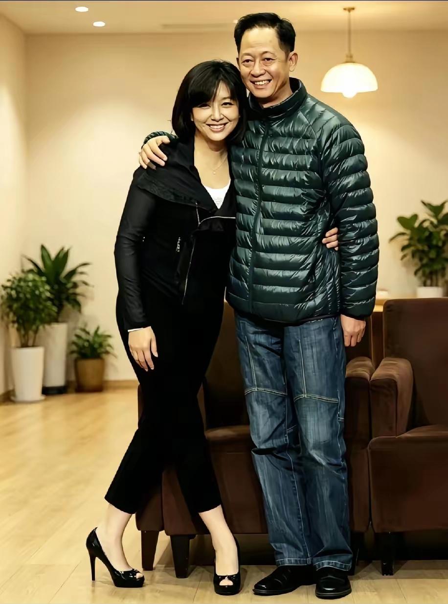 过了多少年，《过把瘾》之后，江珊与王志文再次相拥，感慨万千。那时，这对老搭档就是