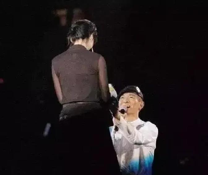 2004年，刘德华当众向吴倩莲下跪，她拒绝了。不是客气，是摇头，后退，转身