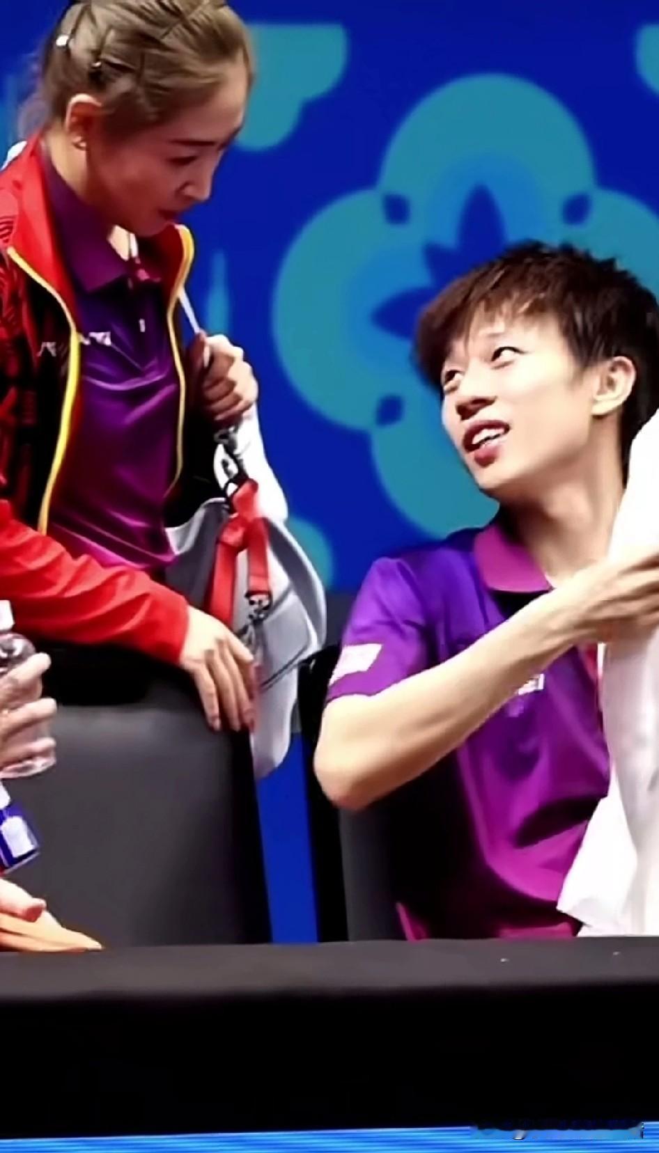 同样是混双组合，同样是年龄相当，搭档了十几年的诗和远方组合，也互相递毛巾，也互相