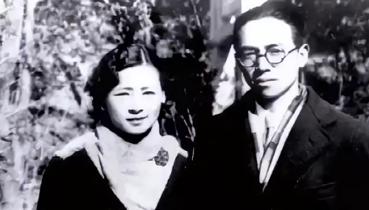 1984年，弥留之际的金岳霖紧紧攥住林徽因之子梁从诫的手，声音颤抖着说，我守候了