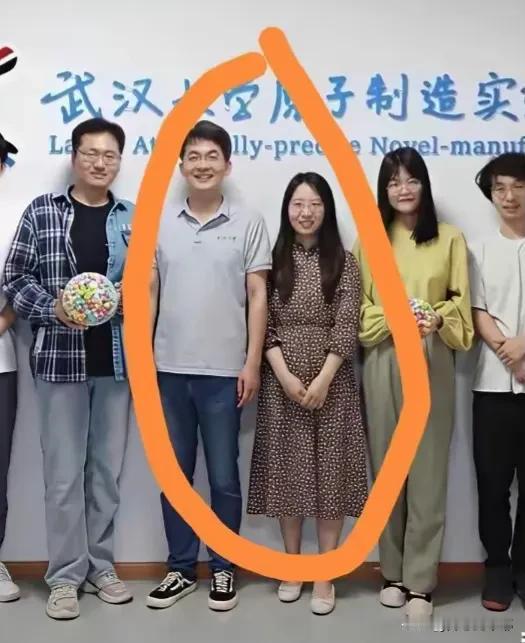 曾梦琪长相一般，这是付磊自己说的，又矮又丑又土气。可最后，他还是被这个长