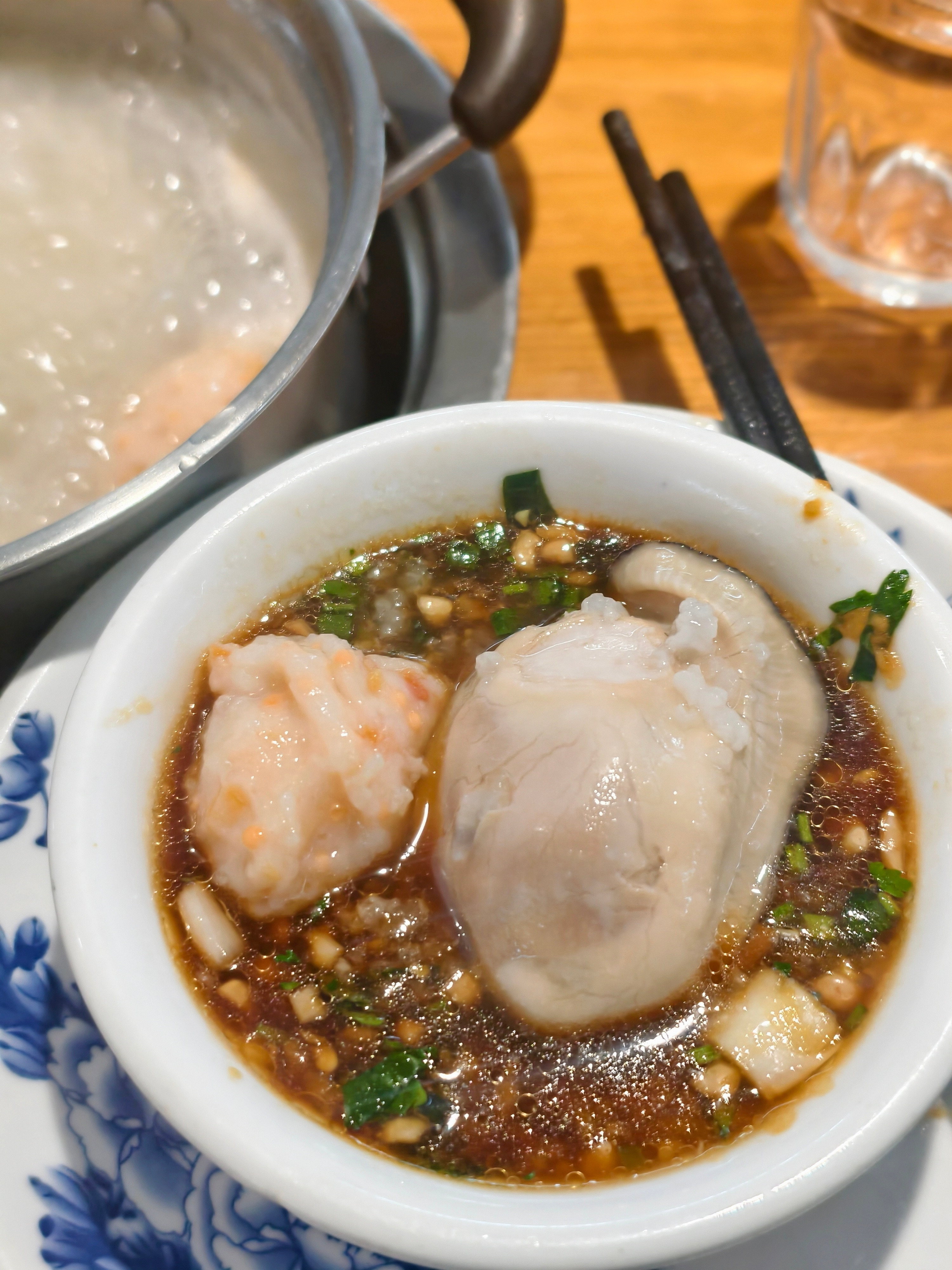 来广州，如何能不吃粥底火锅啊！？什么人间绝味！