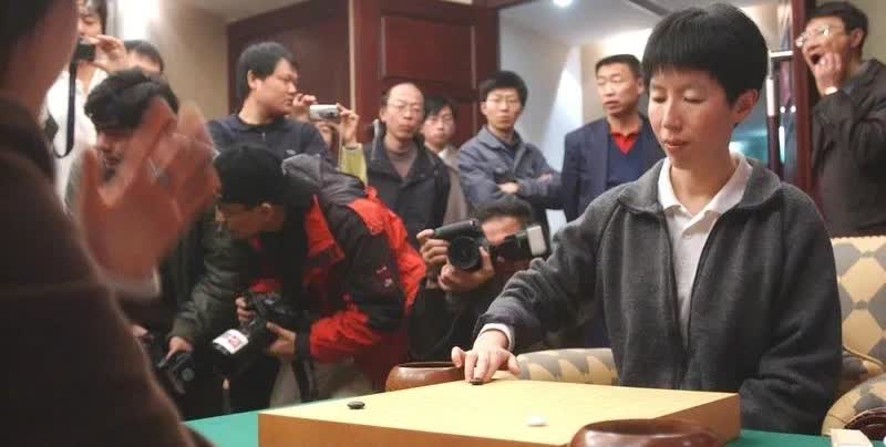 围棋选择题：当年第二届应氏杯赞助商指名道姓邀请中国棋手芮乃伟和江铸久参赛，中国围
