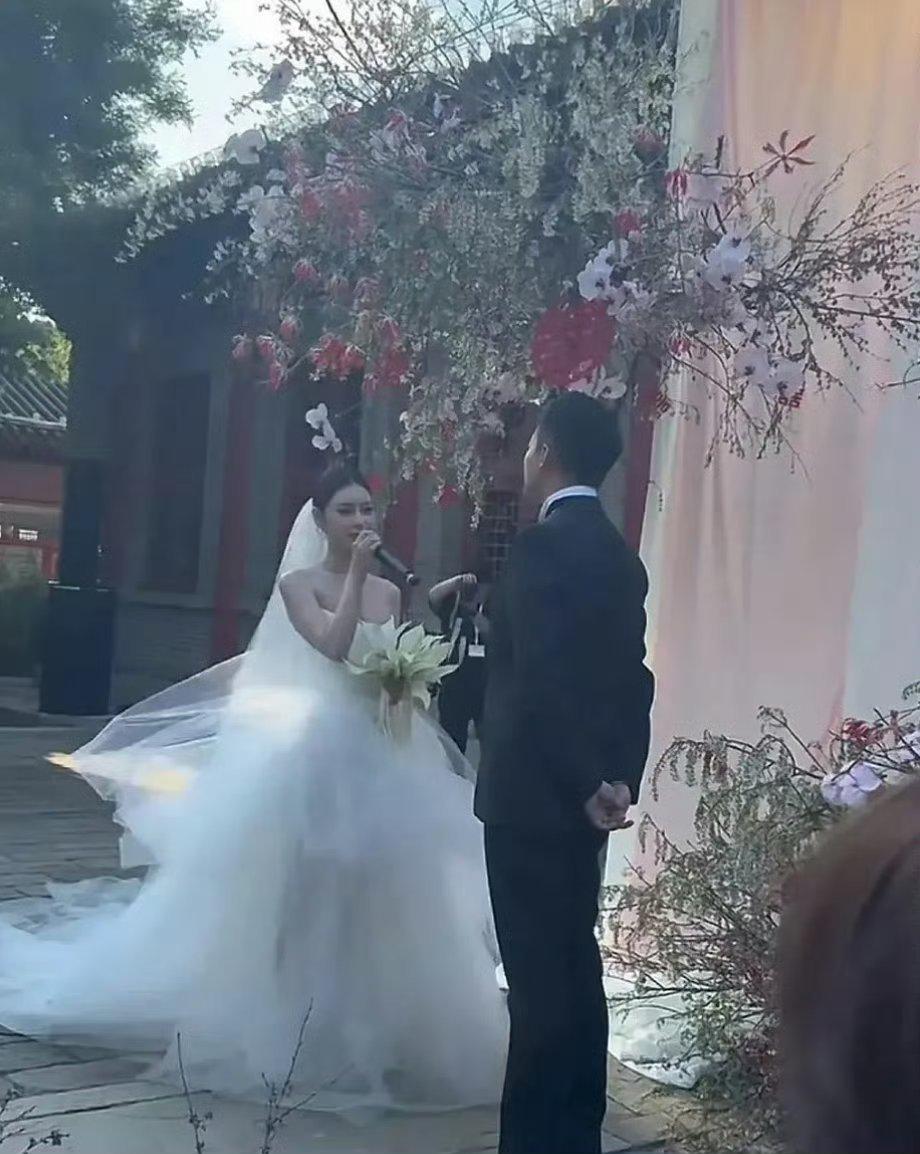 汪小菲马筱梅大婚，张朝阳亲临，马筱梅豪气陪嫁，婚纱珠宝不止999颗！​​​​