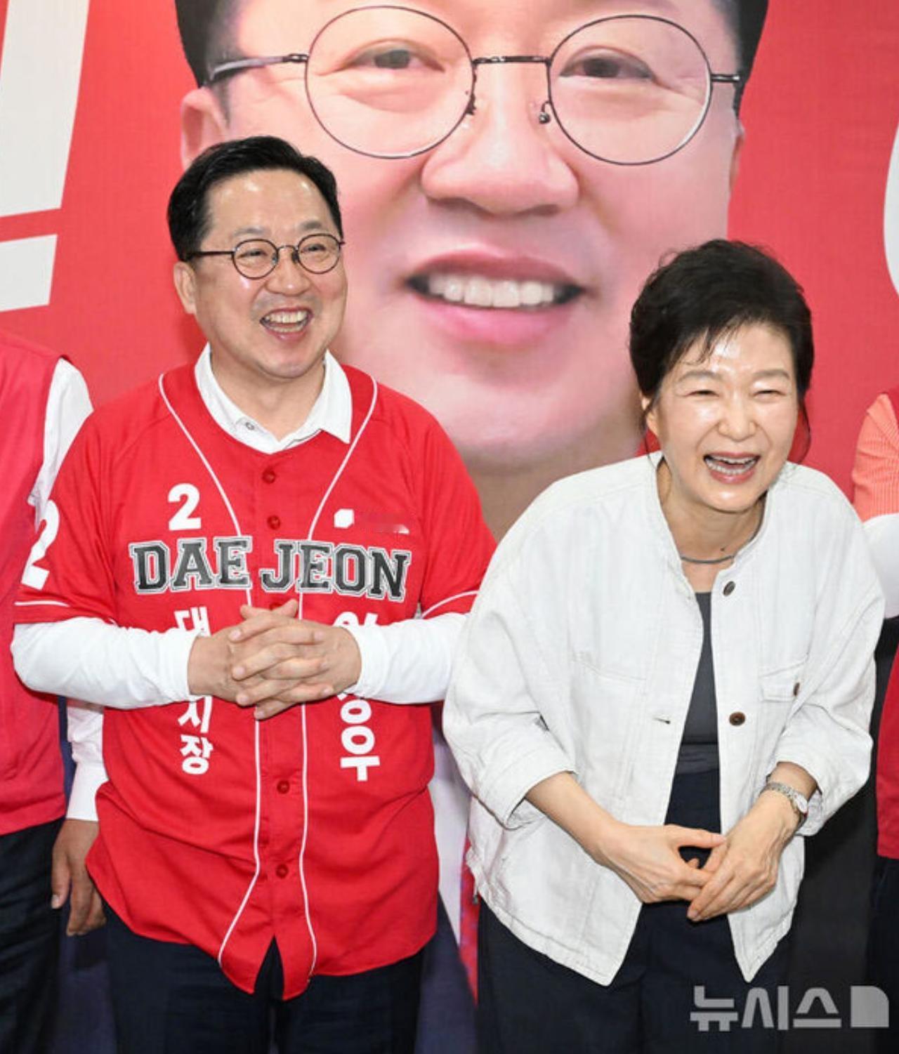 【前总统朴槿惠助选能扭转最大在野党国民力量在韩国地方选举中的颓势吗？】6月1日，